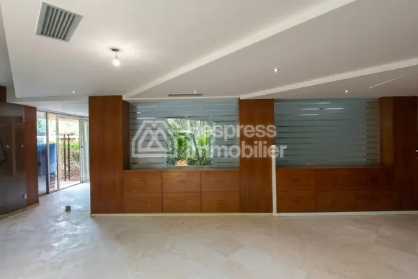 Office 235 m² Aïn Diab High standard