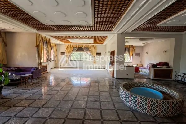 Villa 1358 m² usage bureau/professionnel