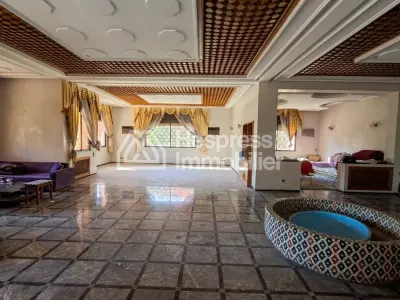 Villa 1358 m² usage bureau/professionnel