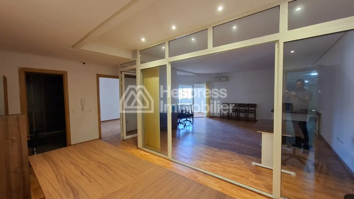 Bureau 79 m² vide ou meublé proche Alpha 55