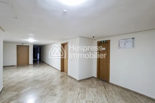 Bureau 79 m² vide ou meublé proche Alpha 55