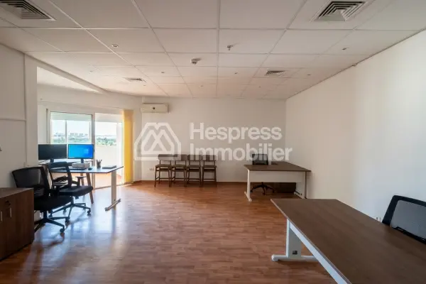 Bureau 79 m² vide ou meublé proche Alpha 55