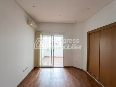 Bureau 79 m² vide ou meublé proche Alpha 55