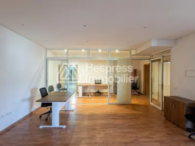 Bureau 79 m² vide ou meublé proche Alpha 55