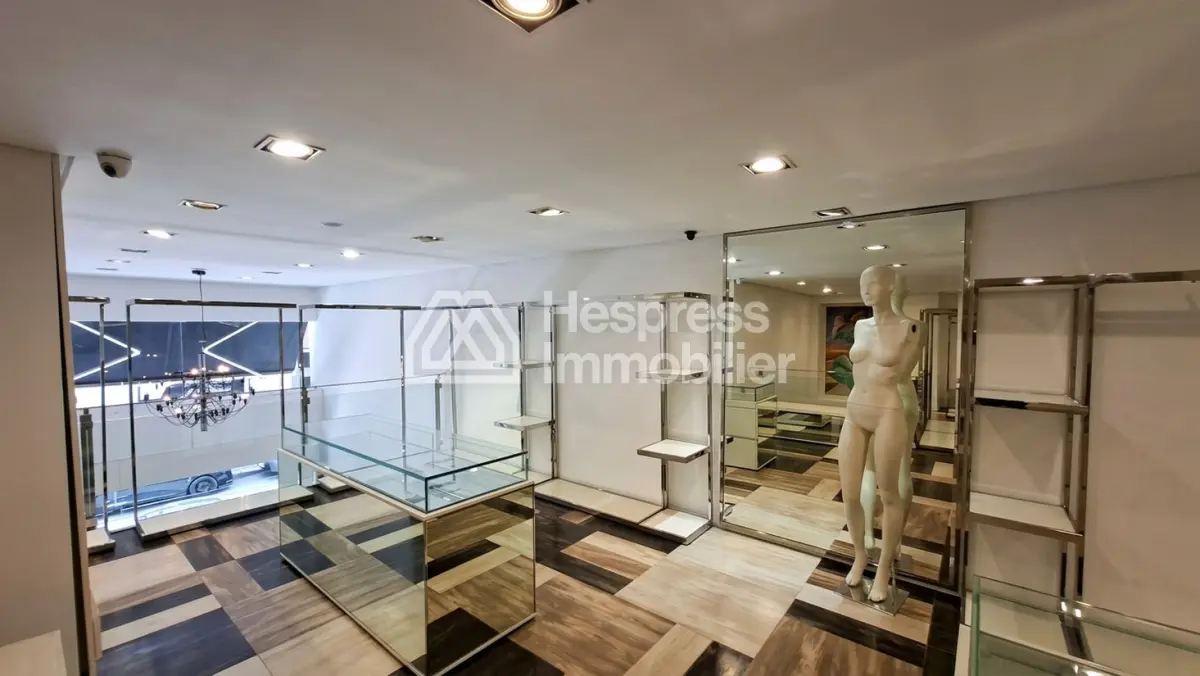 Local commercial 154 m² aménagé équipé
