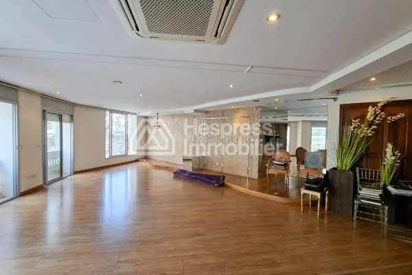 Local double vitrine 260 m² proche Bd d'Anfa