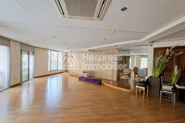 Local double vitrine 260 m² proche Bd d'Anfa