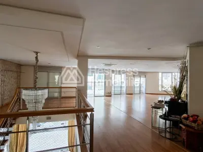 Local double vitrine 260 m² proche Bd d'Anfa
