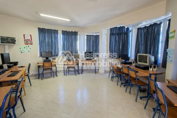 Immeuble 700 m² en zone immeuble R3