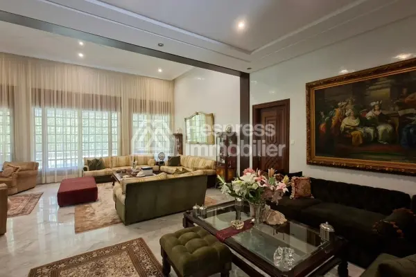 فيلا من طابق واحد، مساحتها 1207 متر مربع، بها 4 غرف نوم، وتطل على الجنوب