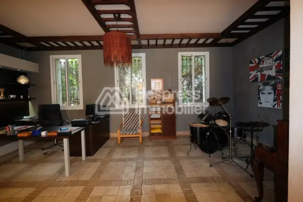 فيلا مساحتها 1052 متر مربع، 4 غرف نوم كاليفورنيا