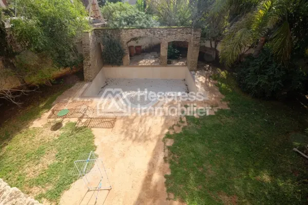 فيلا مساحتها 1052 متر مربع، 4 غرف نوم كاليفورنيا
