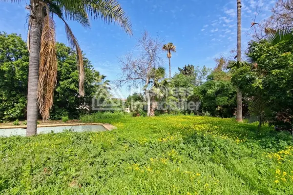 Villa 2108 m² à retaper plein sud calme
