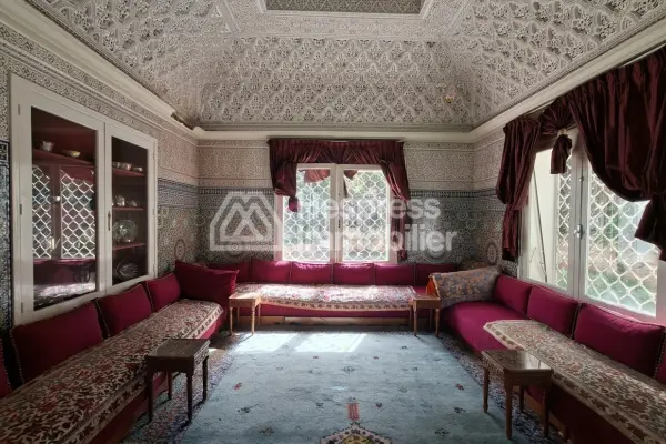 فيلا مساحتها ٢١٠٨ متر مربع تحتاج إلى تجديد، مواجهة للجنوب وهادئة