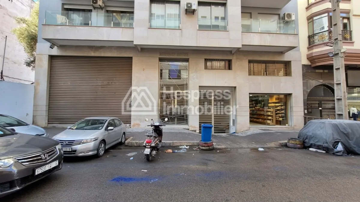 Local commercial 251 m² grande hauteur