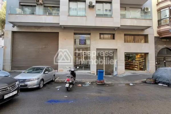 محل تجاري بمساحة 251 متر مربع بأسقف عالية