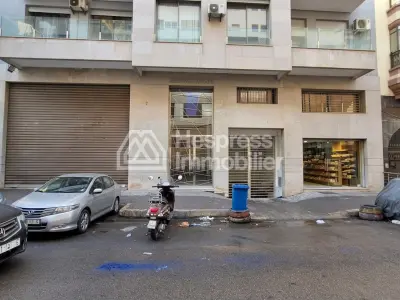 Local commercial 251 m² grande hauteur