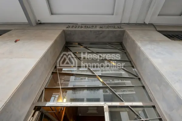 Local commercial 251 m² grande hauteur