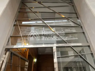 Local commercial 251 m² grande hauteur