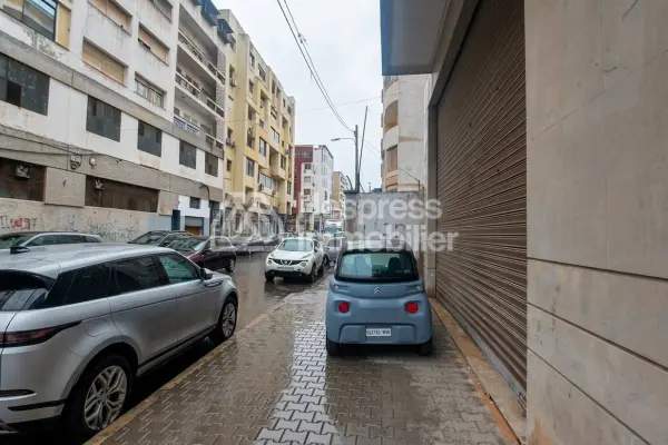 Local commercial 251 m² grande hauteur