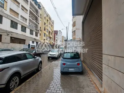 Local commercial 251 m² grande hauteur
