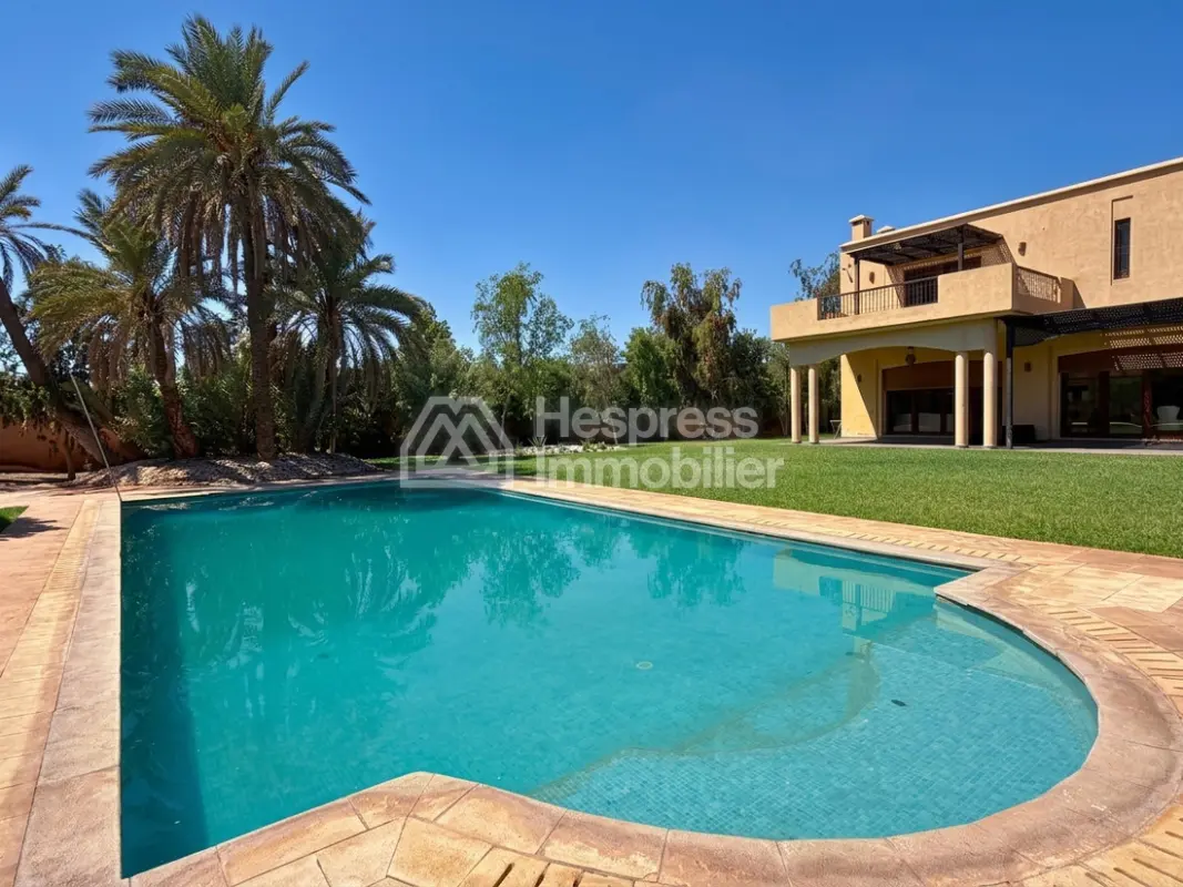 Magnifique villa à vendre à Ennakhil Palmeraie. 7 pièces confortables. Bien meublé