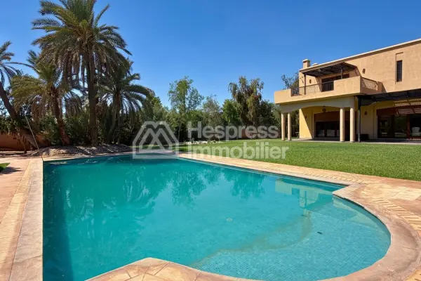 Magnifique villa à vendre à Ennakhil Palmeraie. 7 pièces confortables. Bien meublé