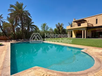 Magnifique villa à vendre à Ennakhil Palmeraie. 7 pièces confortables. Bien meublé