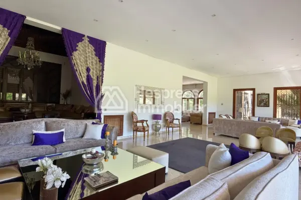 Magnifique villa à vendre à Ennakhil Palmeraie. 7 pièces confortables. Bien meublé