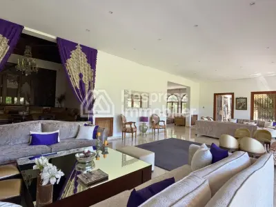 Magnifique villa à vendre à Ennakhil Palmeraie. 7 pièces confortables. Bien meublé