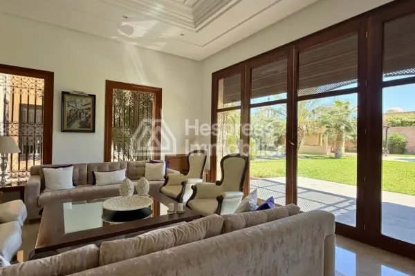 Magnifique villa à vendre à Ennakhil Palmeraie. 7 pièces confortables. Bien meublé