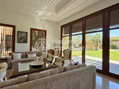 Magnifique villa à vendre à Ennakhil Palmeraie. 7 pièces confortables. Bien meublé