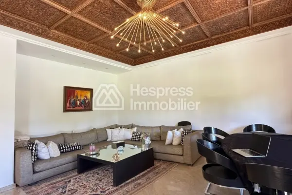Magnifique villa à vendre à Ennakhil Palmeraie. 7 pièces confortables. Bien meublé