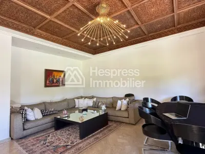 Magnifique villa à vendre à Ennakhil Palmeraie. 7 pièces confortables. Bien meublé