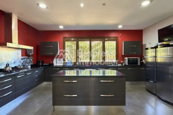 Magnifique villa à vendre à Ennakhil Palmeraie. 7 pièces confortables. Bien meublé