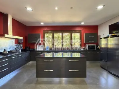 Magnifique villa à vendre à Ennakhil Palmeraie. 7 pièces confortables. Bien meublé