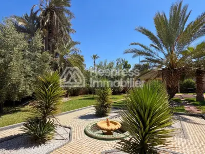 Magnifique villa à vendre à Ennakhil Palmeraie. 7 pièces confortables. Bien meublé