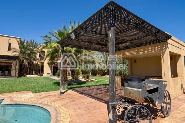 Magnifique villa à vendre à Ennakhil Palmeraie. 7 pièces confortables. Bien meublé