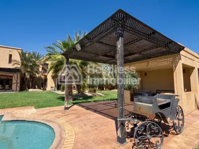 Magnifique villa à vendre à Ennakhil Palmeraie. 7 pièces confortables. Bien meublé