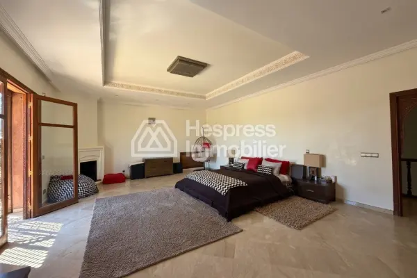 Magnifique villa à vendre à Ennakhil Palmeraie. 7 pièces confortables. Bien meublé
