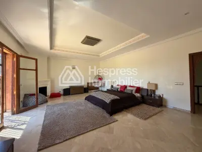 Magnifique villa à vendre à Ennakhil Palmeraie. 7 pièces confortables. Bien meublé