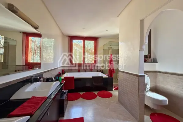 Magnifique villa à vendre à Ennakhil Palmeraie. 7 pièces confortables. Bien meublé