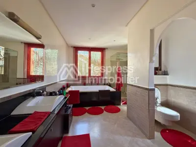 Magnifique villa à vendre à Ennakhil Palmeraie. 7 pièces confortables. Bien meublé
