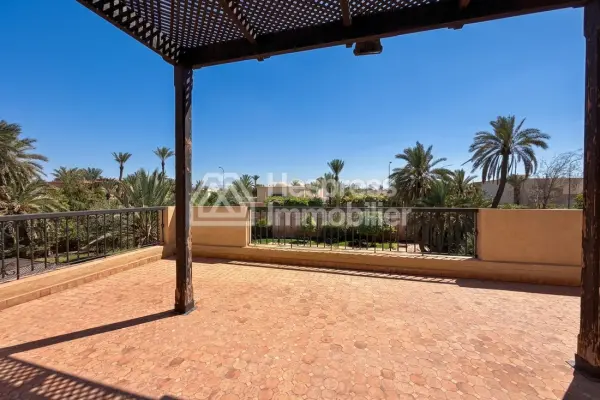 Magnifique villa à vendre à Ennakhil Palmeraie. 7 pièces confortables. Bien meublé