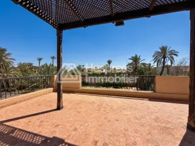 Magnifique villa à vendre à Ennakhil Palmeraie. 7 pièces confortables. Bien meublé