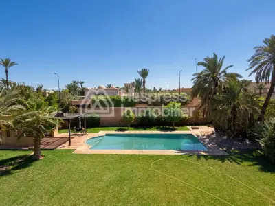 Magnifique villa à vendre à Ennakhil Palmeraie. 7 pièces confortables. Bien meublé