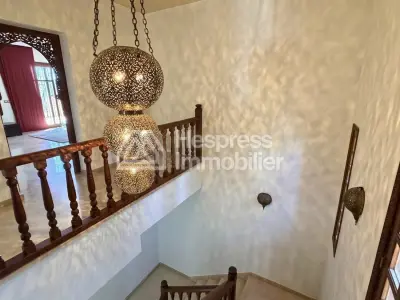 Magnifique villa à vendre à Ennakhil Palmeraie. 7 pièces confortables. Bien meublé