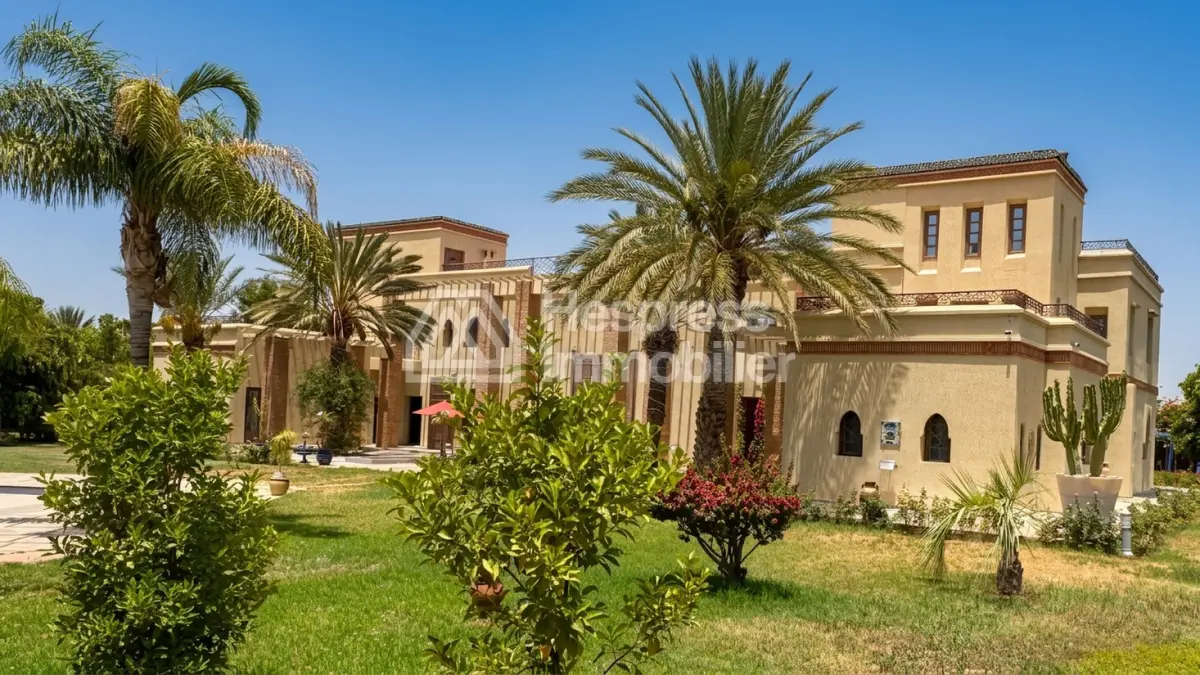 Find furnished prestige villa of 1300m2 on 14000 m2