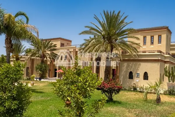 Find furnished prestige villa of 1300m2 on 14000 m2