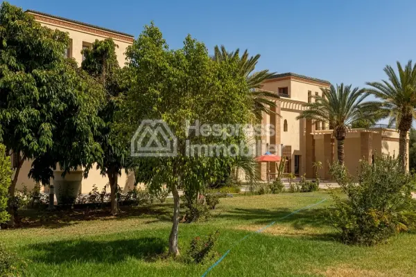 Find furnished prestige villa of 1300m2 on 14000 m2